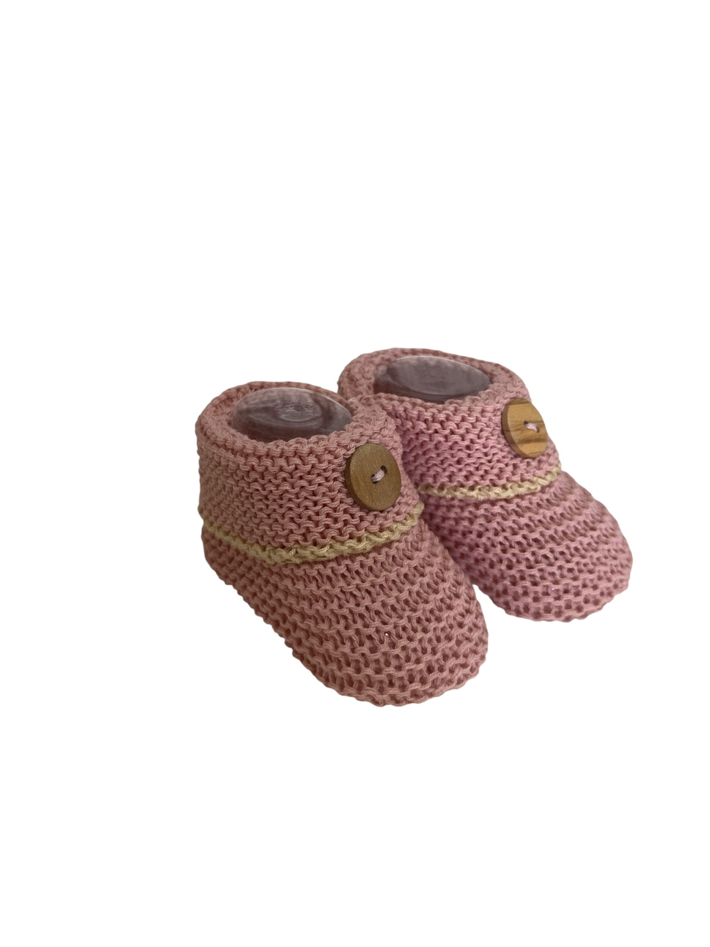 Patucos de hilo con detalle botón de madera. Recién nacido. Talla única.