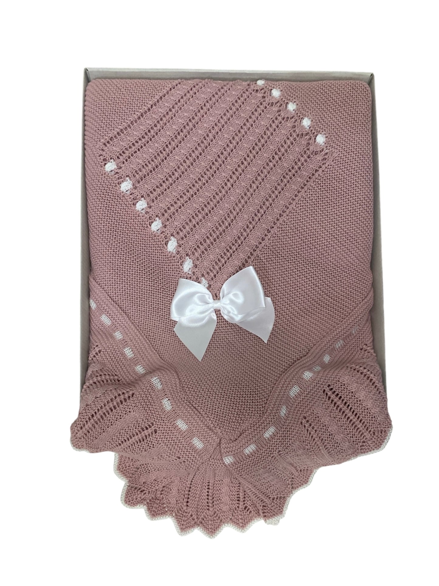 Toquilla fondo rosa maquillaje con lazo blanco. Invierno. Bebé niña.