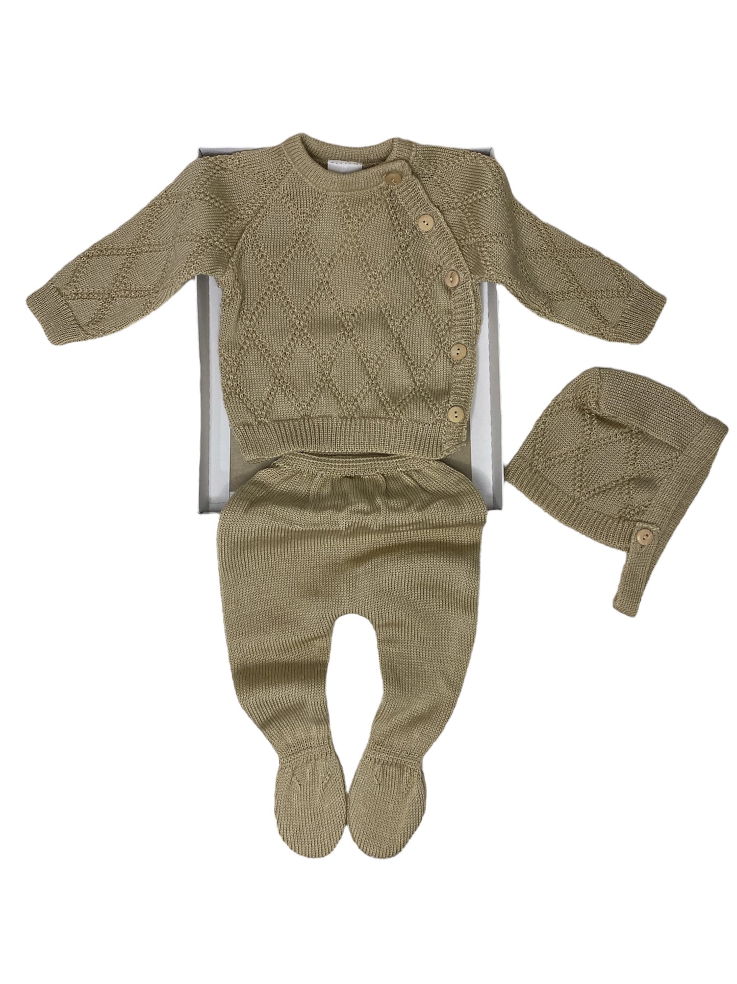 Conjunto de hilo, botones de madera, cierre lateral. Camel