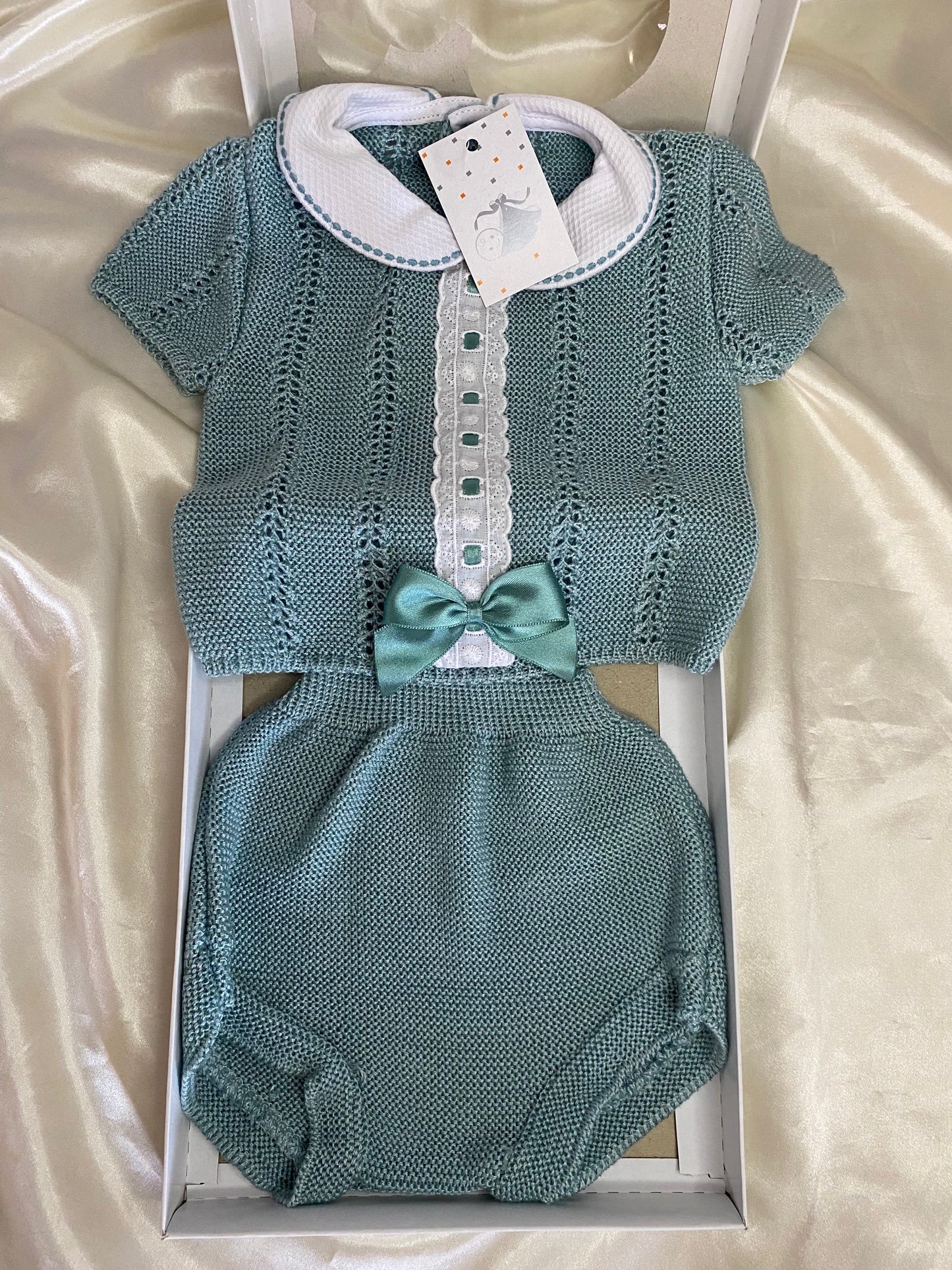 CONJUNTO DE HILO BEBÉ TALLA 6 MESES