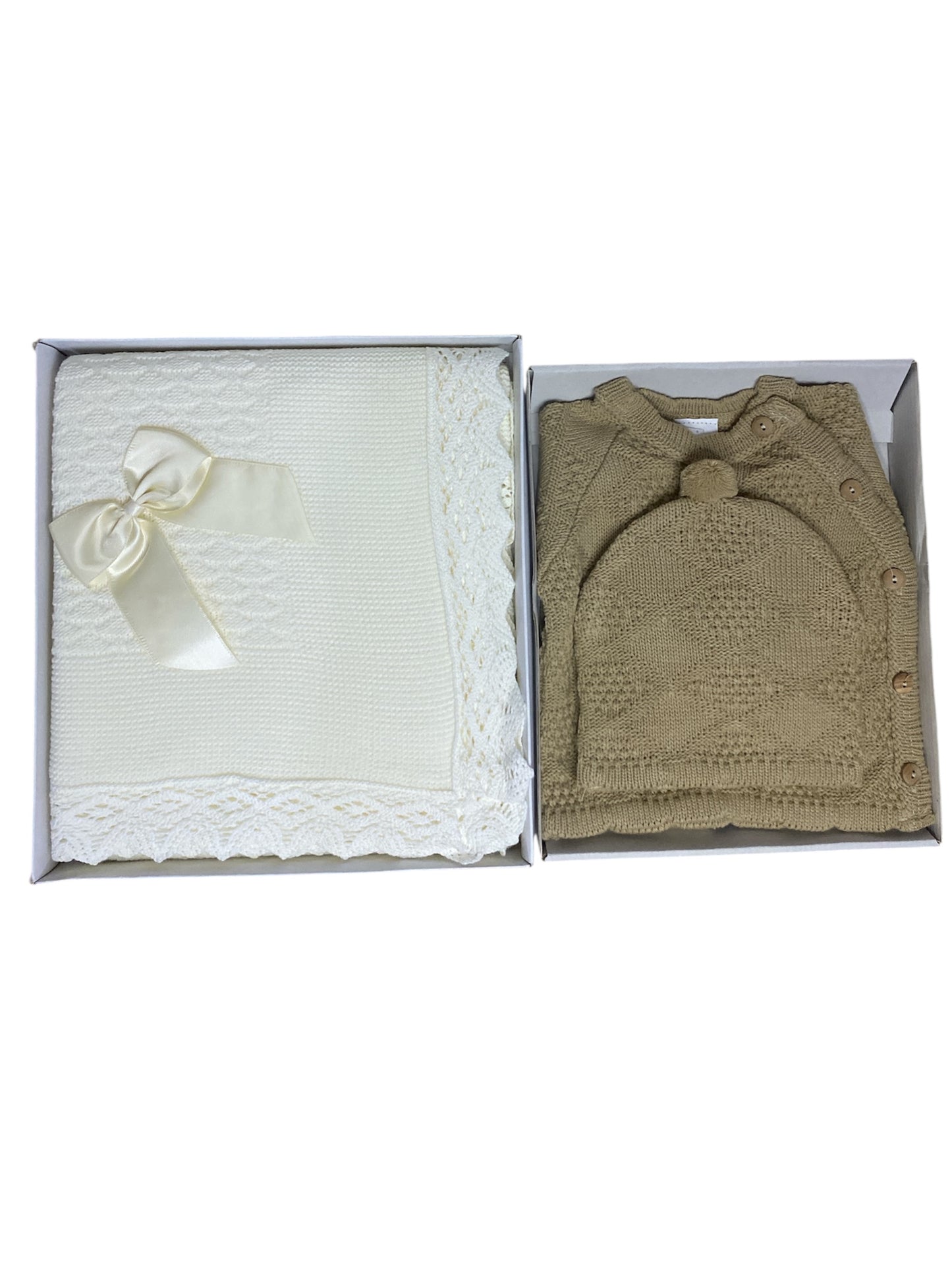 Toquilla beis con encaje, combinada con Traje camel. Talla única. Primera Puesta. Invierno.