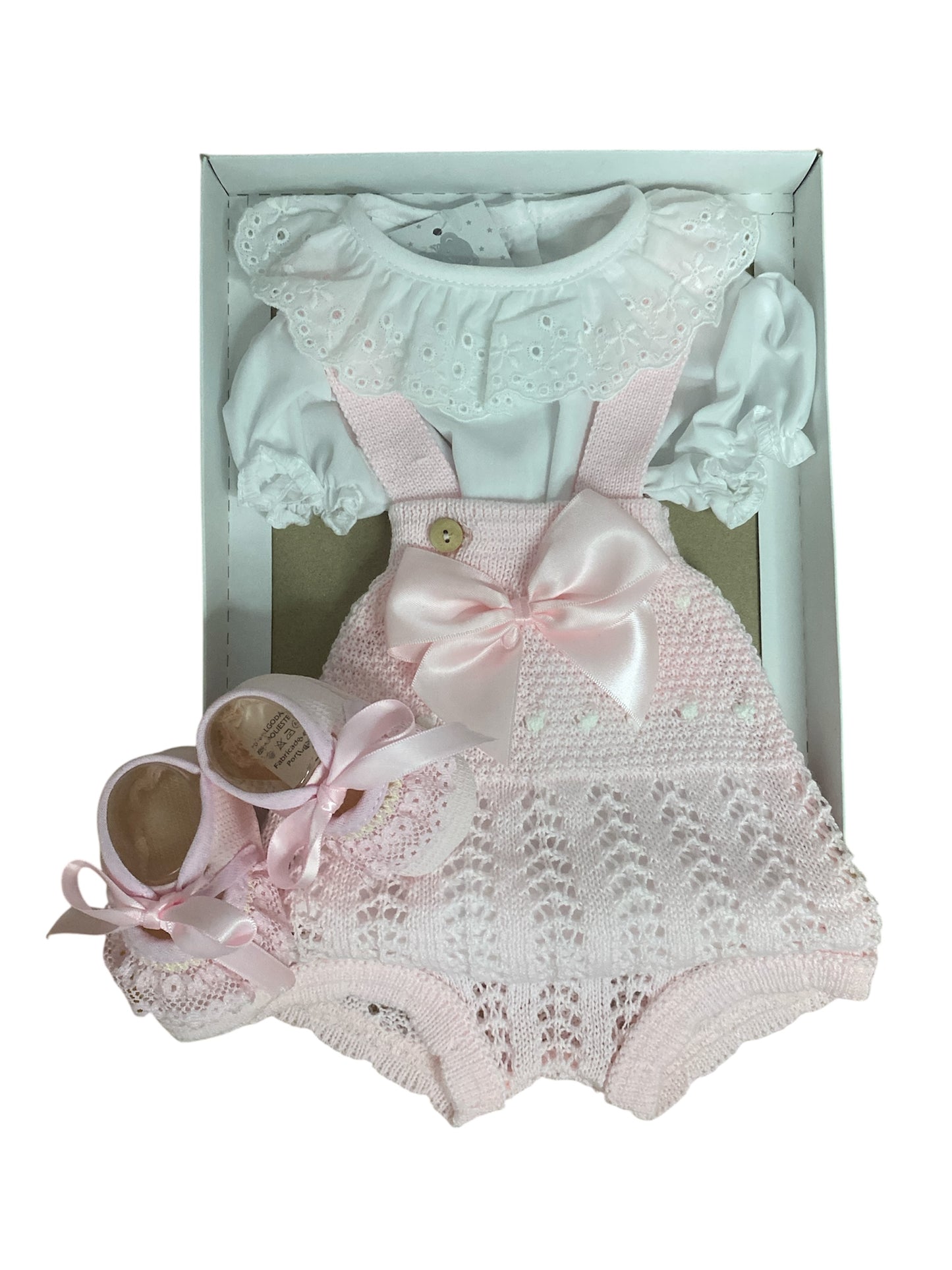 Conjunto de Bebé para Niña, Ranita de Punto Rosa con Lazo, Blusa Blanca con Volante de Encaje y Zapatos, 3 piezas. Talla única. Primera puesta