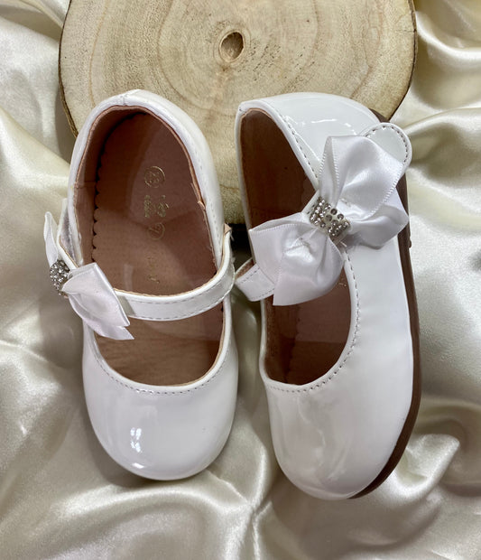 ZAPATO BLANCO CHAROL DE NIÑA CON DETALLE DE LACITO PARA FIESTA COMUNIÓN Y CEREMONIAS