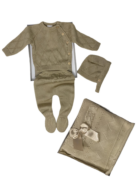 Conjunto de hilo, botones de madera, cierre lateral. Camel