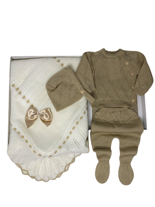 Conjunto de hilo, botones de madera, cierre lateral. Camel