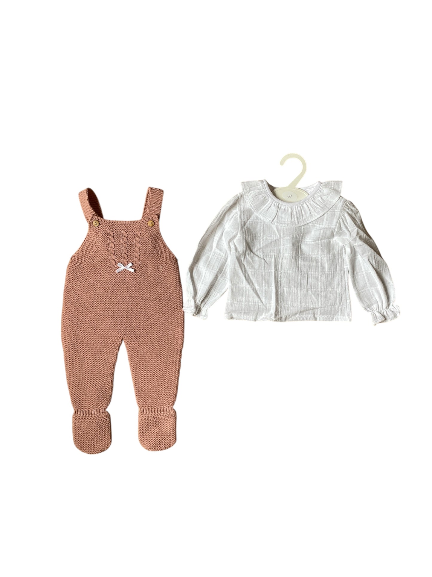 CONJUNTO DE DOS PIEZAS CAMISA BLANCA MÁS PETO DE LANA ROSA PARA BEBÉ NIÑA