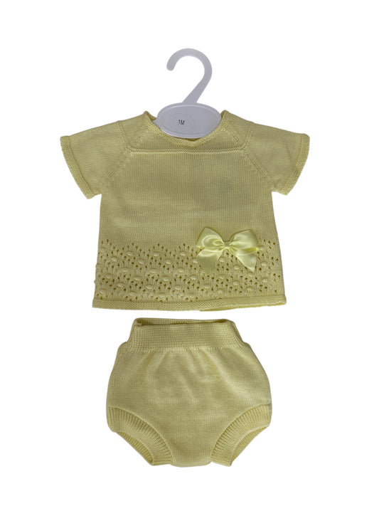 Conjunto de hilo amarillo con lazo.