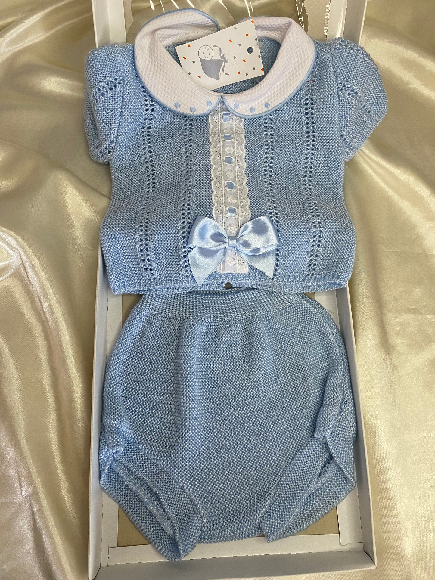 CONJUNTO DE HILO BEBÉ TALLA 6 MESES