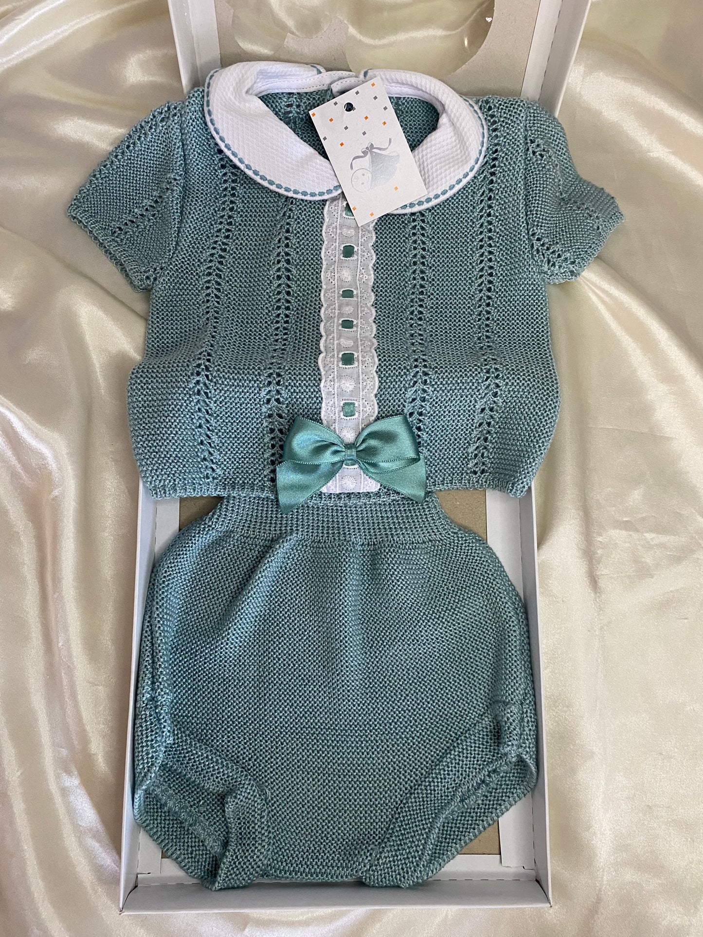 CONJUNTO DE HILO BEBÉ TALLA 6 MESES