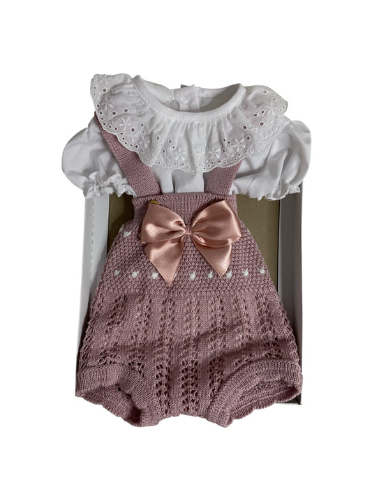 Conjunto de Bebé, Camisa con Cuello de Encaje Blanco y Culotte Tejido Rosa, Lazo de Satén. Talla única. Primera Puesta.