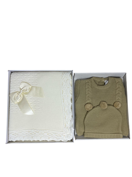Toquilla beis con encaje, combinada con Traje camel. Talla única. Primera Puesta. Invierno.