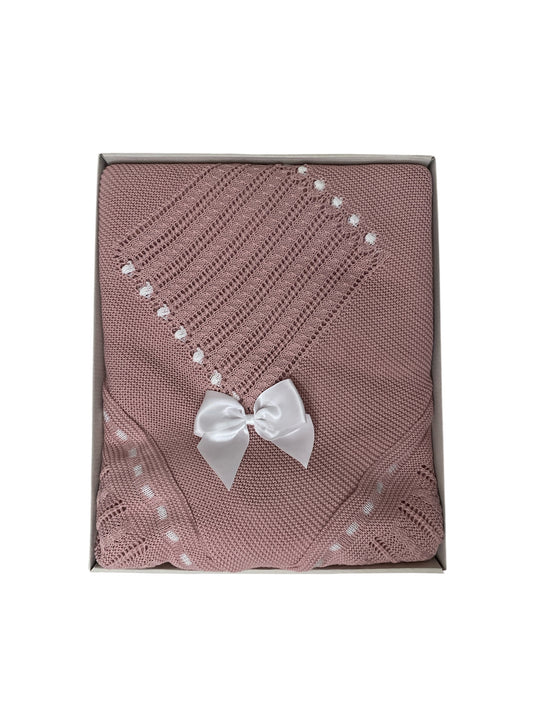 Toquilla fondo rosa maquillaje con lazo blanco. Invierno. Bebé niña.