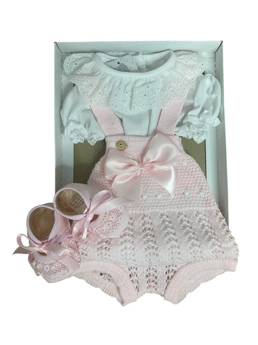 Conjunto de Bebé para Niña, Ranita de Punto Rosa con Lazo, Blusa Blanca con Volante de Encaje y Zapatos, 3 piezas. Talla única. Primera puesta